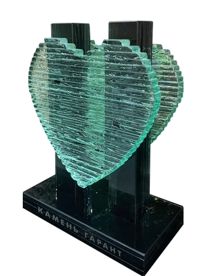 Стеклянная композиция в форме сердца изумрудного цвет